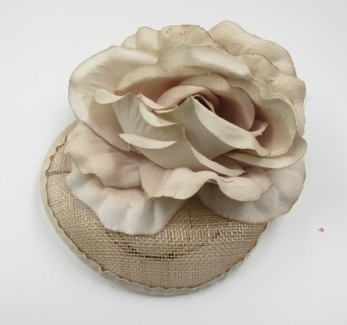 Beige nude fascinator sinamay