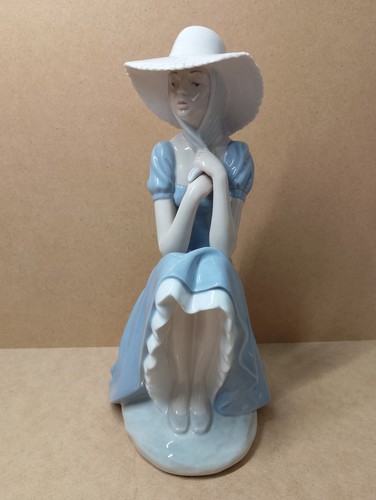 Lladro figurine sitting the - figurine,