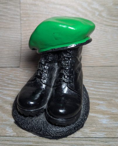 Green beret sculpture - green,
