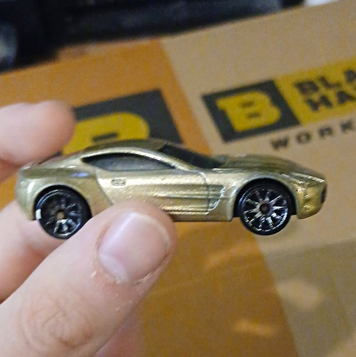 Hot wheels aston martin - hot,