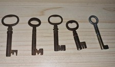 ** MIXED LOT OF VARIOUS VINTAGE KEYS **