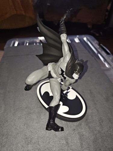 Collectibles batman statue - dc,