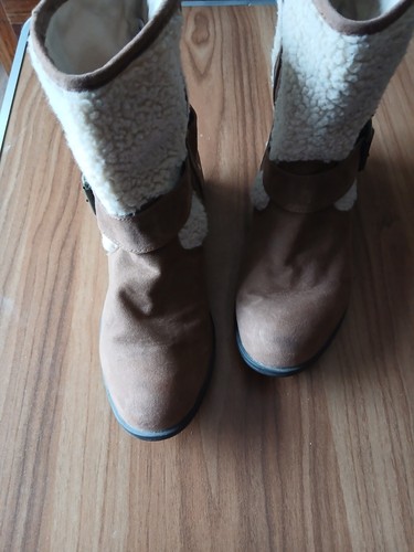 Ladies tan boots size 5.5
