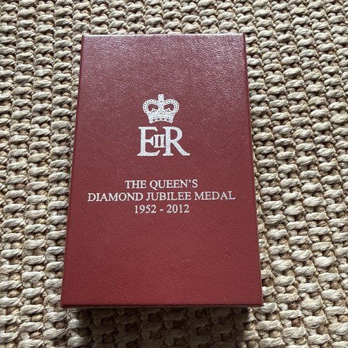 Queen diamond jubilee - diamond, medal