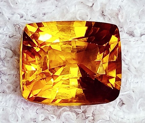 Natural yellow sapphire - sapphire, 10.25