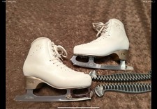Edea chorus figure skates barley used  (BOOT ONLY) the blade has been sold : )
