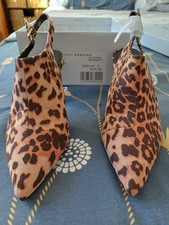 High fronted court shoe in a