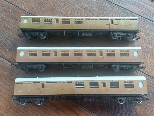 Triang teak coaches - 3, coaches.