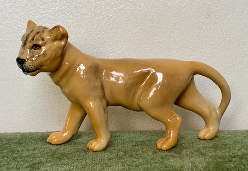 Beswick lion cub facing - cub,