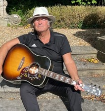 gibson hummingbird 2023 superb condition only 16 months old records brilliantly 