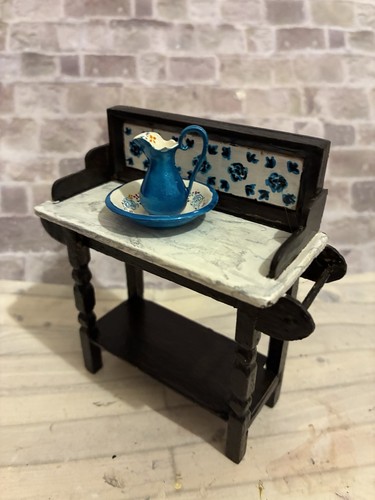 Dolls house scale - dolls,