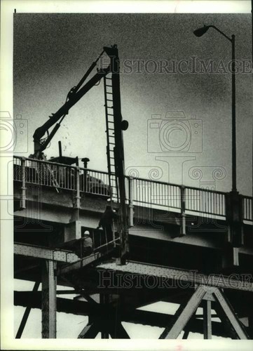 1987 press photo crew inspects - 1987,