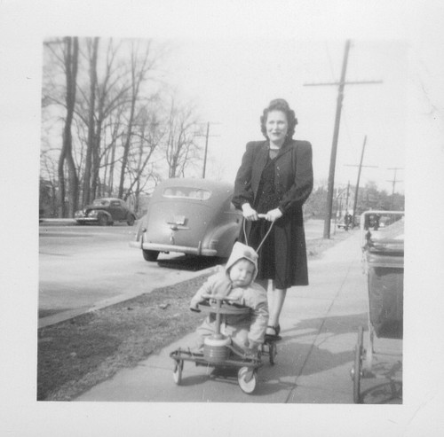Vtg snapshot mother - b&w,