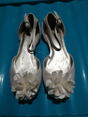 Young girls ivory shoes - young, size