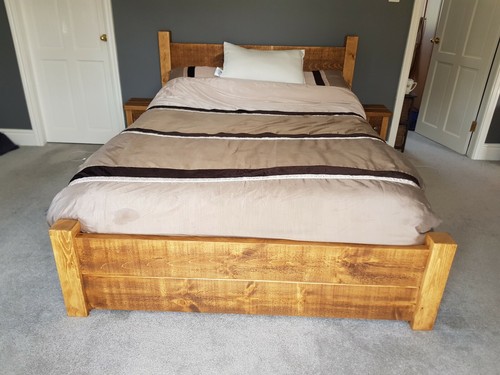 Rustic pine plank bed - pine,