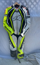 Spyke Full Race Leather Motorcycle Suit Size UK52 White/Black/Yellow/ with hump.