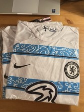 Chelsea away football kit (L)