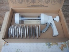 THE PAMPERED CHEF COOKIE CUTTER PRESS NEW OPEN BOX