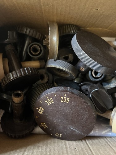 Assorted bakelite radio - radio, knobs