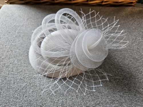 White fascinator hat - white,