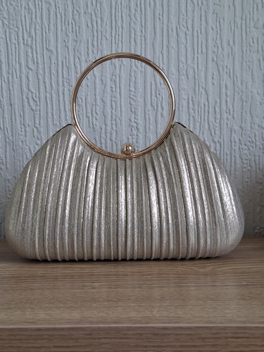Gold coloured clutch - 👛,
