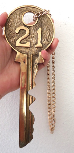 Vtg 70s brass key wall - 21,