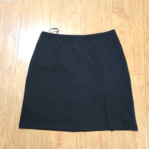 Black mini skirt with front