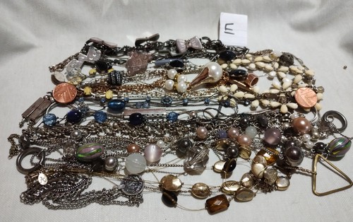 Broken chains station - station, beads