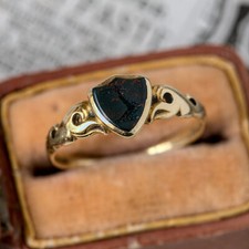 SUPERB ANTIQUE VICTORIAN ENGLISH 18K GOLD HERALDIC CREST SIGNET RING SWORD c1860