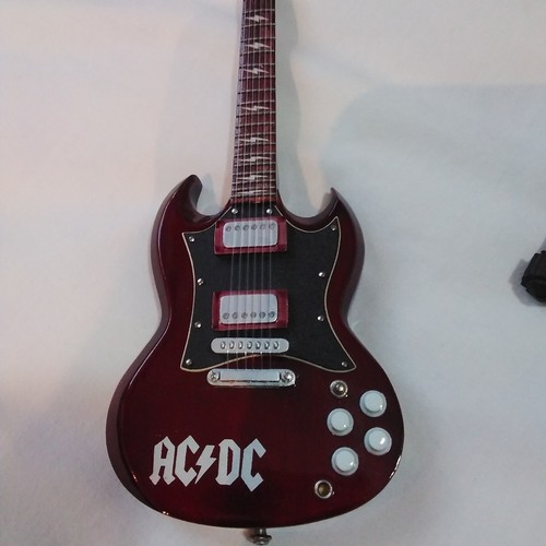 Angus young mini axe guitar - young,
