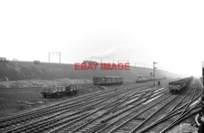PHOTO  CLIMBING THE RAMP WIDNES Â€“ 1967 AN UNIDENTIFIABLE STANIER 8F CLIMBS THE