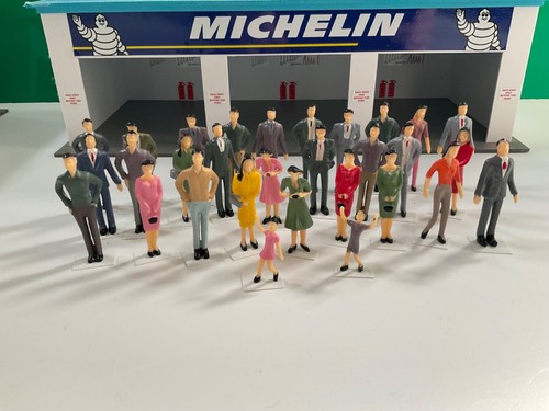 Scale figures x30 with - 1:32,