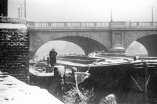 Lighterman secures his barges