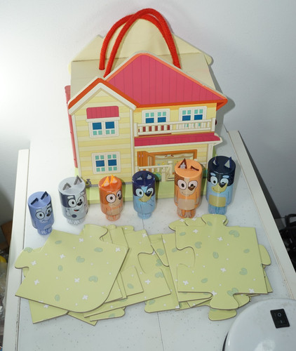 Bluey wooden carry house - wooden, with