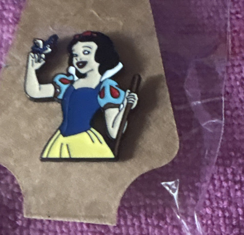 Disney snow white enamel pin - snow,
