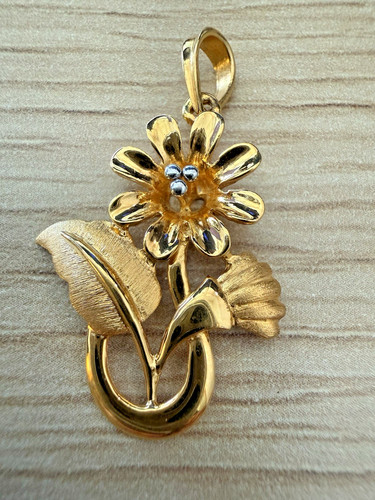 22ct gold flower pendant - 22ct,