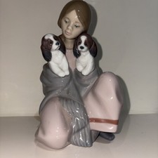 Delightful Lladro SNUGGLED UP