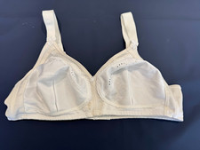 Triumph Bra Size 38B White Wire Free Nonpadded Lace Detail Full Cup Bra