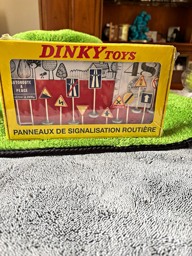 Dinky toys road signs - toys,