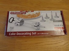 Ernesto Cake decorating Set With 5 different Tips.
