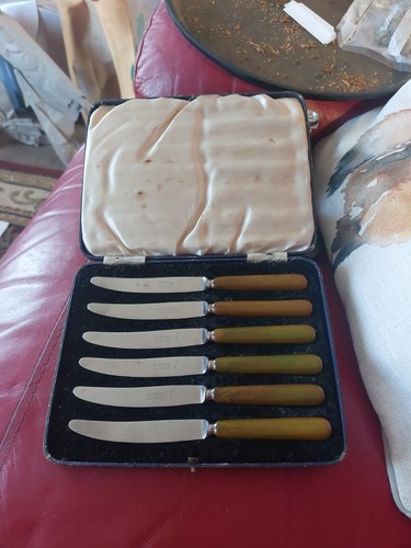 Cased set justice dundee - cased,