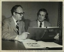 1975 Press Photo Louis Pitluk Reads Operation Manual with Fred W. Mitchell