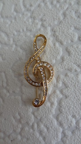 Gold tone treble clef brooch