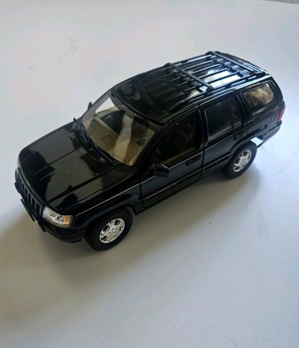 Scale jeep grand - 1:18,