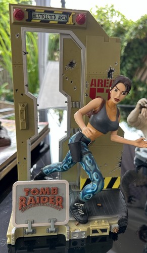 Tomb raider lara croft plastic - tomb,