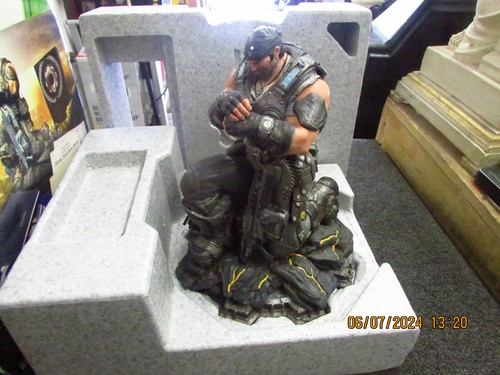 Gears war statue no - gears,