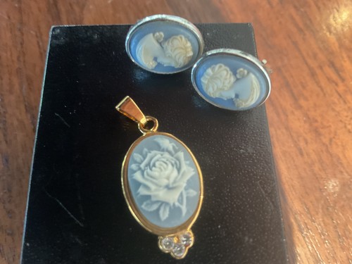 Cameo pendant gold - pendant,