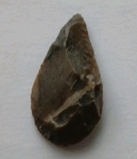 NEOLITHIC FLINT CARVED LEAF-SHAPED ARROWHEAD. STONE AGE BRITAIN 3000 B.C.