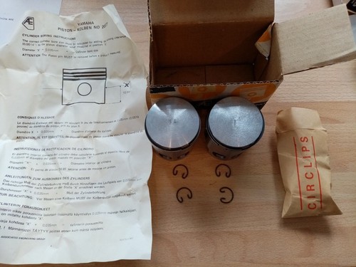 Yamaha rd250 pistons - yamaha,