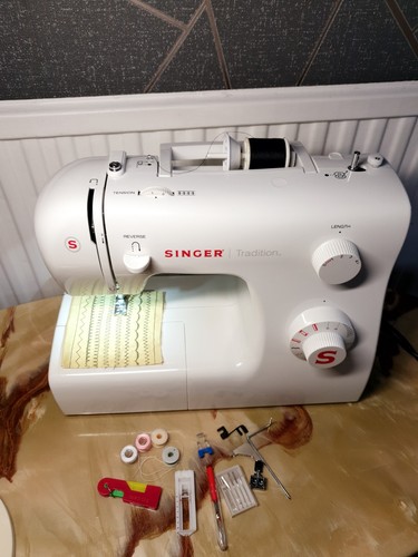 Sewing machine singer model - machine,